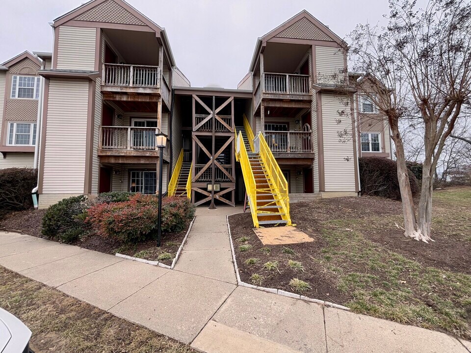 6911 Victoria Dr, Unit E in Alexandria, VA - Building Photo