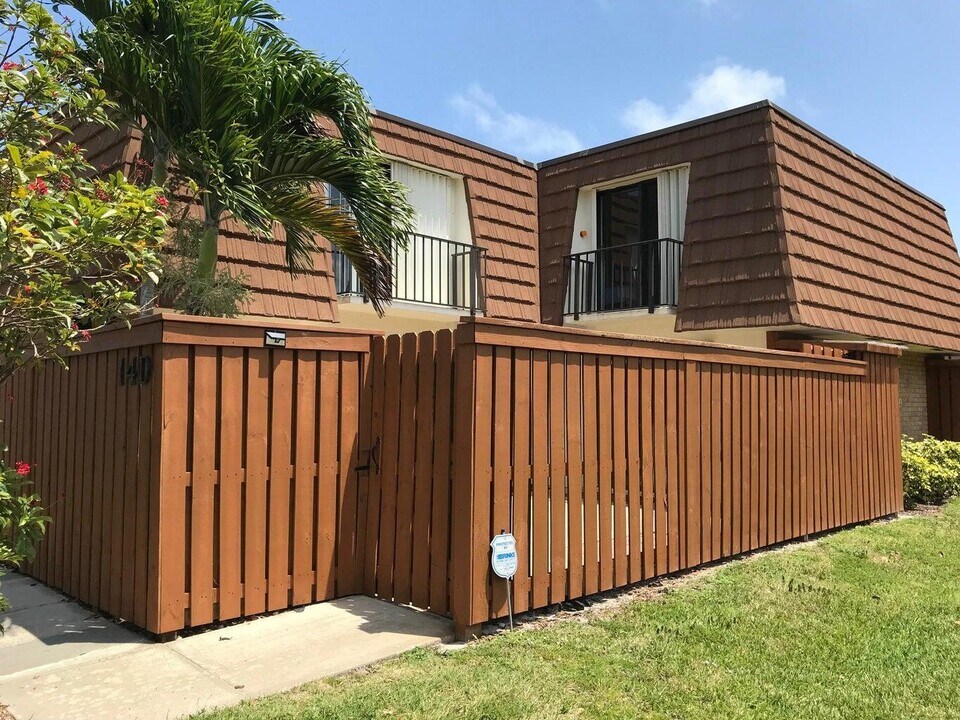 3900 County Line Rd in Tequesta, FL - Building Photo