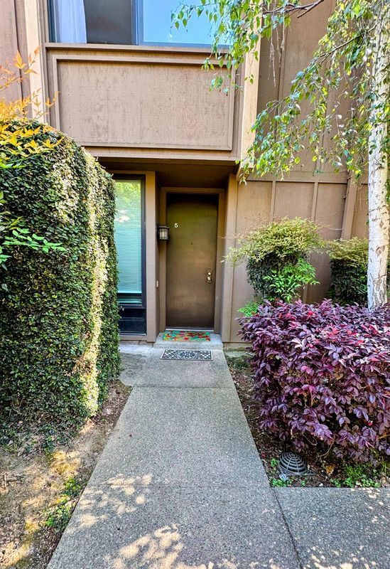 2224 Woodside Ln in Sacramento, CA - Building Photo - Building Photo