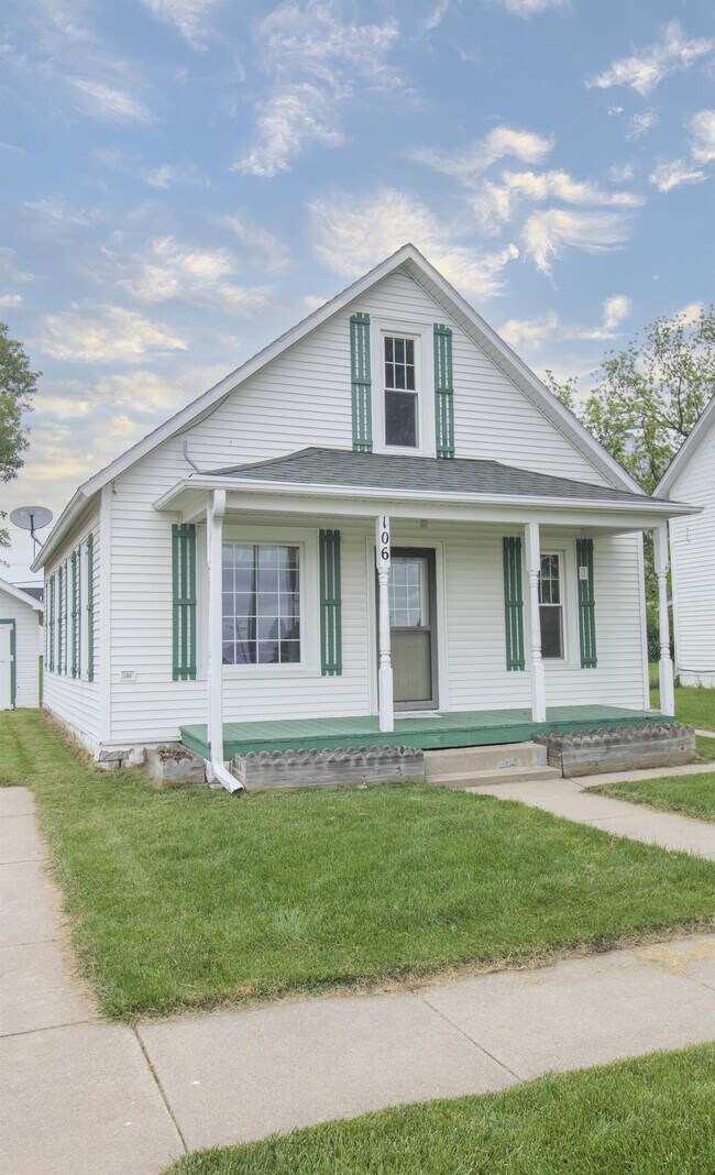 106 W Pine St in Cedar Bluffs, NE - Foto de edificio - Building Photo