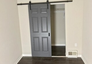 636 N Grove Ave, Unit 2 in Elgin, IL - Building Photo - Building Photo