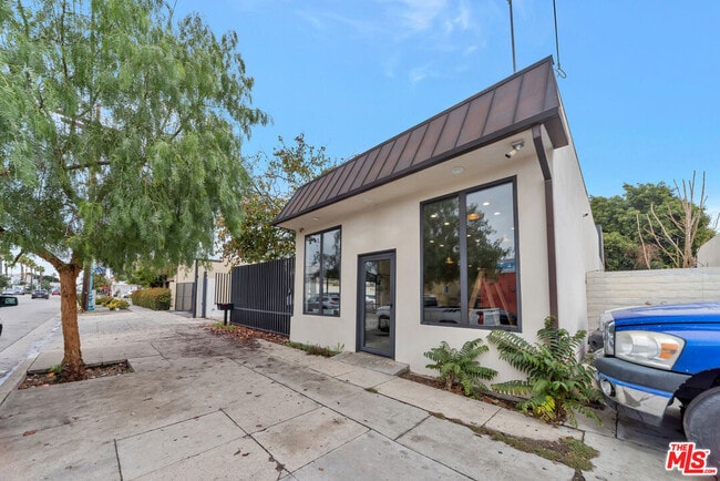 10835 Magnolia Blvd in Los Angeles, CA - Building Photo - Building Photo