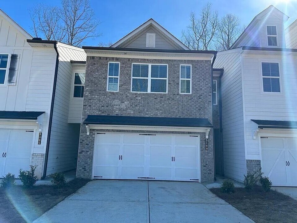 5109 Sidney Sq Dr in Flowery Branch, GA - Building Photo