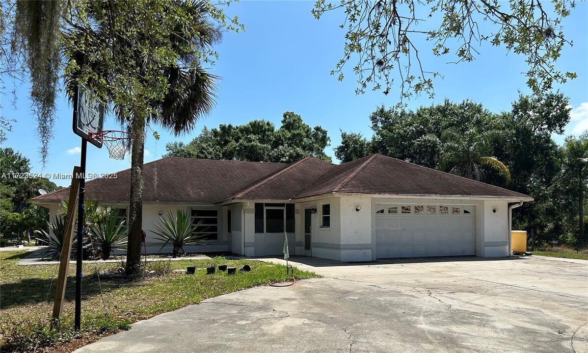 9227 State in Moore Haven, FL - Building Photo
