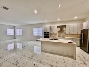 8143 NW 45th St in Doral, FL - Building Photo - Building Photo