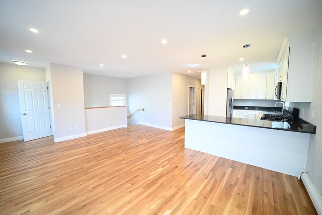 19 Roberts Street, Unit 3 in Brookline, MA - Foto de edificio - Building Photo