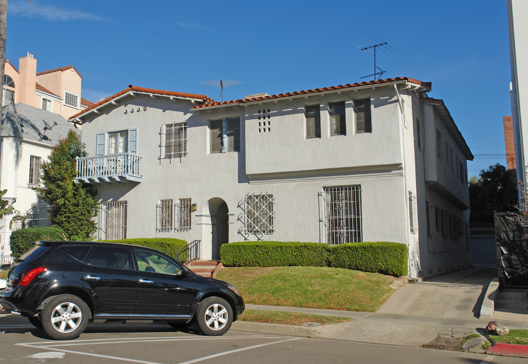 360 S Cloverdale Ave in Los Angeles, CA - Building Photo