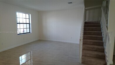 9270 W 33rd Ln in Hialeah, FL - Foto de edificio - Building Photo