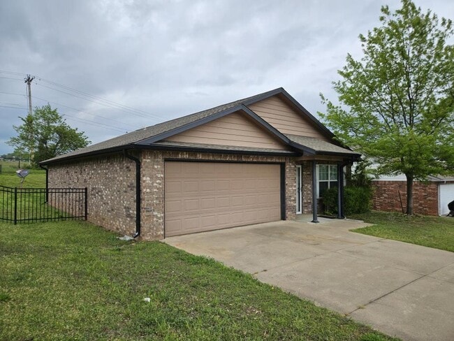 property at 1390 W Red Oak St