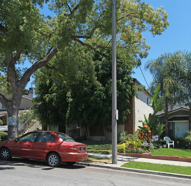 722 E Tujunga Ave in Burbank, CA - Foto de edificio - Building Photo