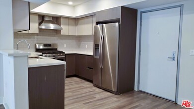 5030 Rosewood Ave in Los Angeles, CA - Building Photo - Building Photo