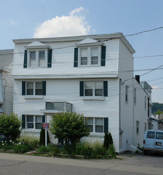 221-223 E 2nd St in Mount Carmel, PA - Building Photo