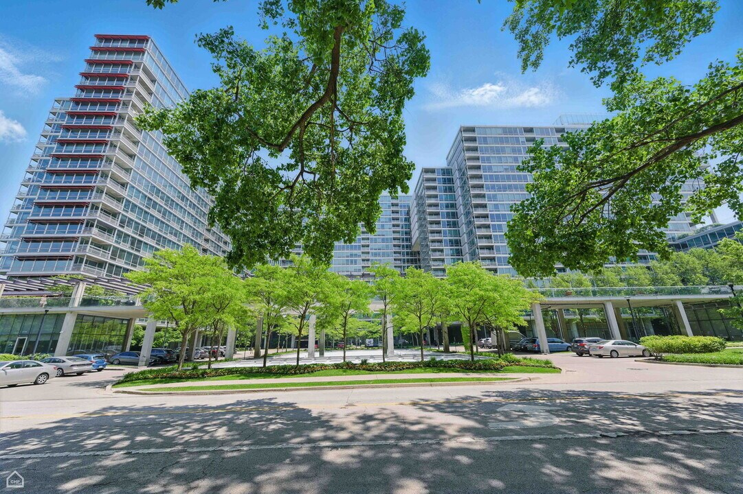 9715 Woods Dr in Skokie, IL - Building Photo