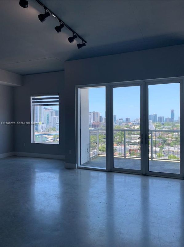 10 SW South River Dr in Miami, FL - Building Photo - Building Photo