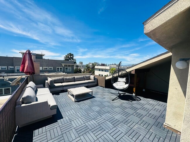 36 Breeze Ave, Unit 4 in Venice, CA - Foto de edificio - Building Photo