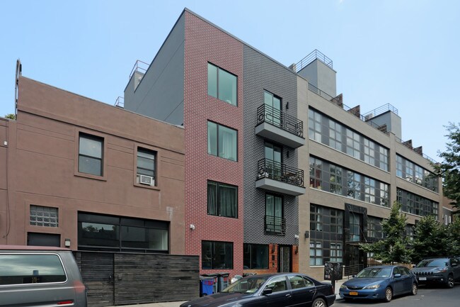 11 Devoe St in Brooklyn, NY - Foto de edificio - Building Photo