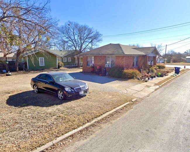 1913 Coggin Ave, Unit B in Brownwood, TX - Building Photo - Building Photo
