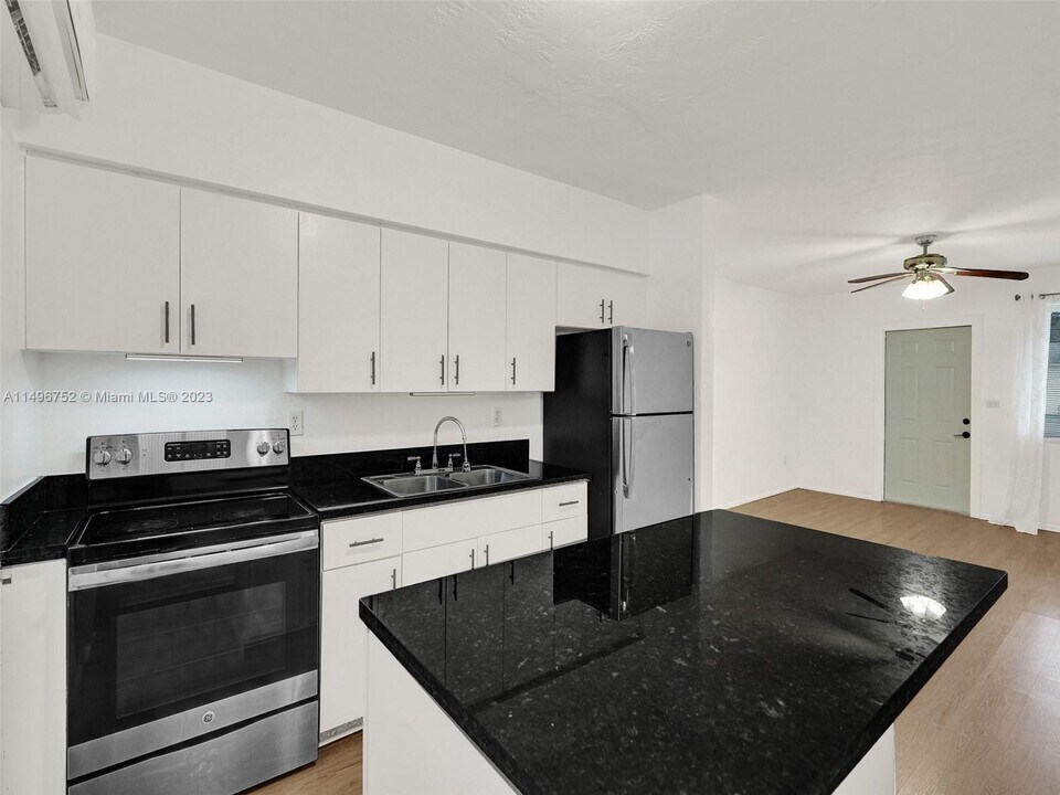 1003 NE 110th St-Unit -2 in Biscayne Park, FL - Building Photo