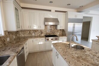 10567 Holman Ave in Los Angeles, CA - Building Photo - Building Photo