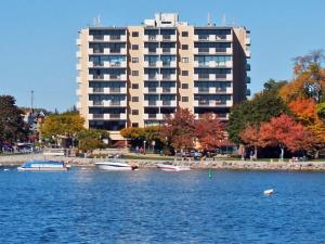 Geneva Towers in Lake Geneva, WI - Building Photo