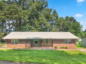 405 Missionary Ave in Rossville, GA - Building Photo