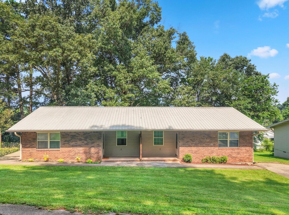 405 Missionary Ave in Rossville, GA - Building Photo