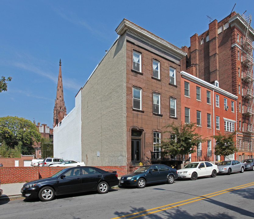 206 W Monument St in Baltimore, MD - Building Photo