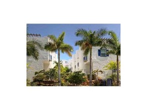 Lotus Townhomes in Miami Beach, FL - Building Photo - Building Photo