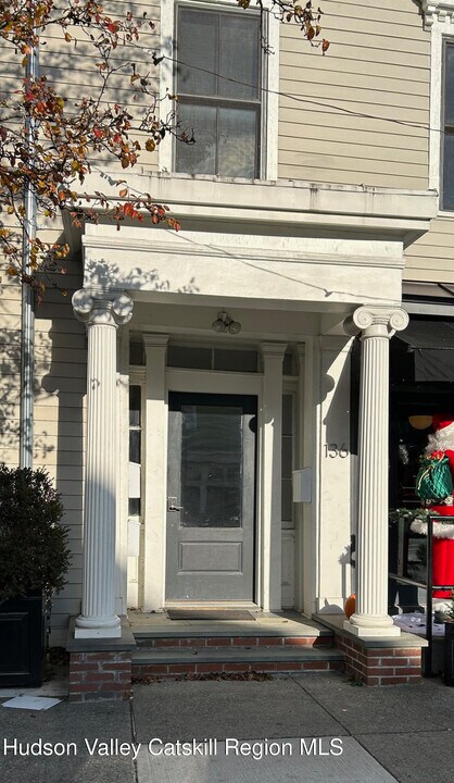 136 Warren St in Hudson, NY - Building Photo