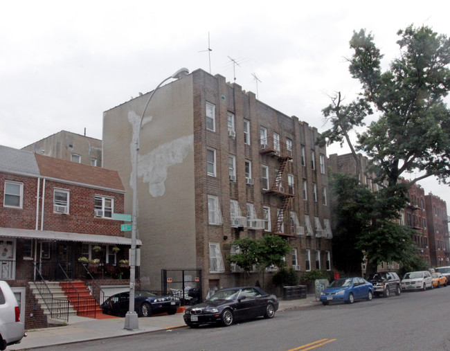 1529 Dahill Rd in Brooklyn, NY - Foto de edificio - Building Photo