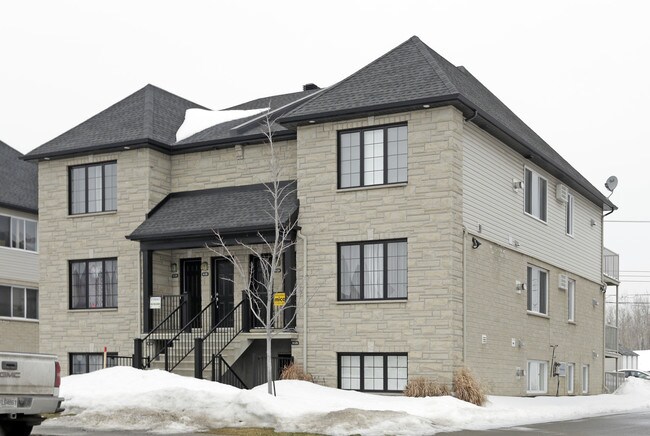 4125-4137 Bertin in Laval, QC - Building Photo - Primary Photo