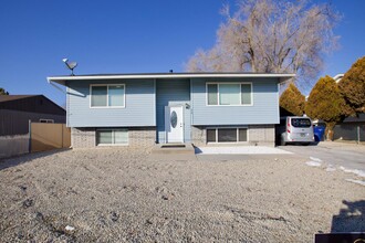 853 E 10600 S in Sandy, UT - Foto de edificio - Building Photo