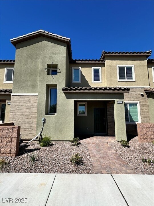 860 Angwin Ln in Henderson, NV - Building Photo