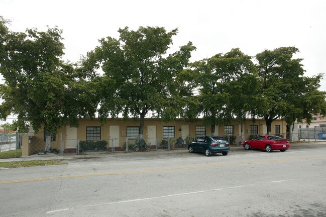 1082 Palm Ave in Hialeah, FL - Foto de edificio - Building Photo