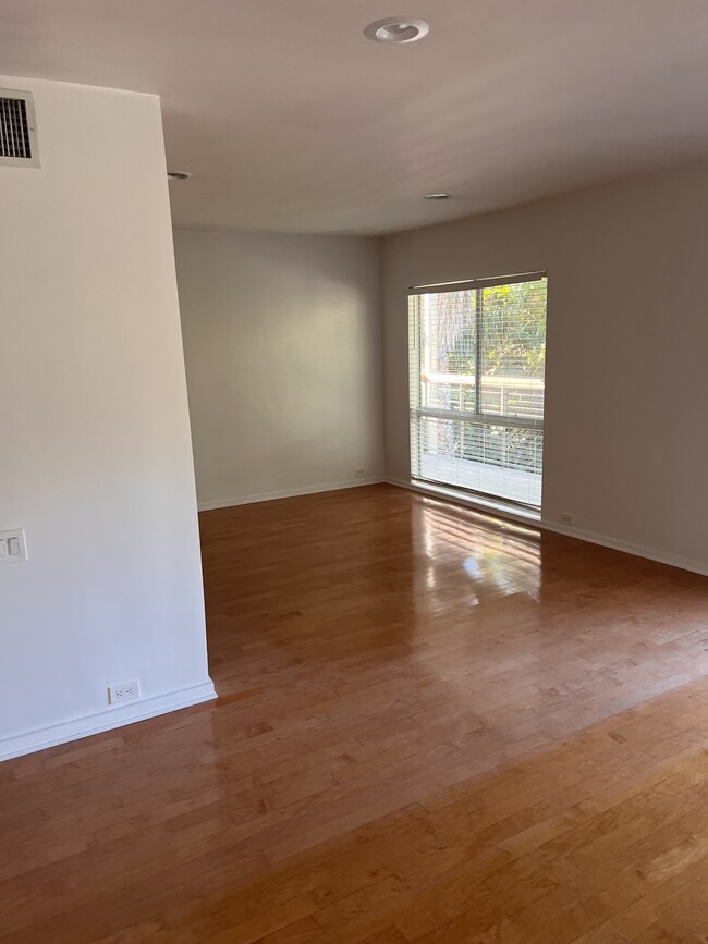 330 S Barrington Ave, Unit 310 in Los Angeles, CA - Building Photo - Building Photo