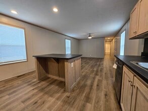 52758 S Yorktown Ct in New Baltimore, MI - Building Photo - Building Photo