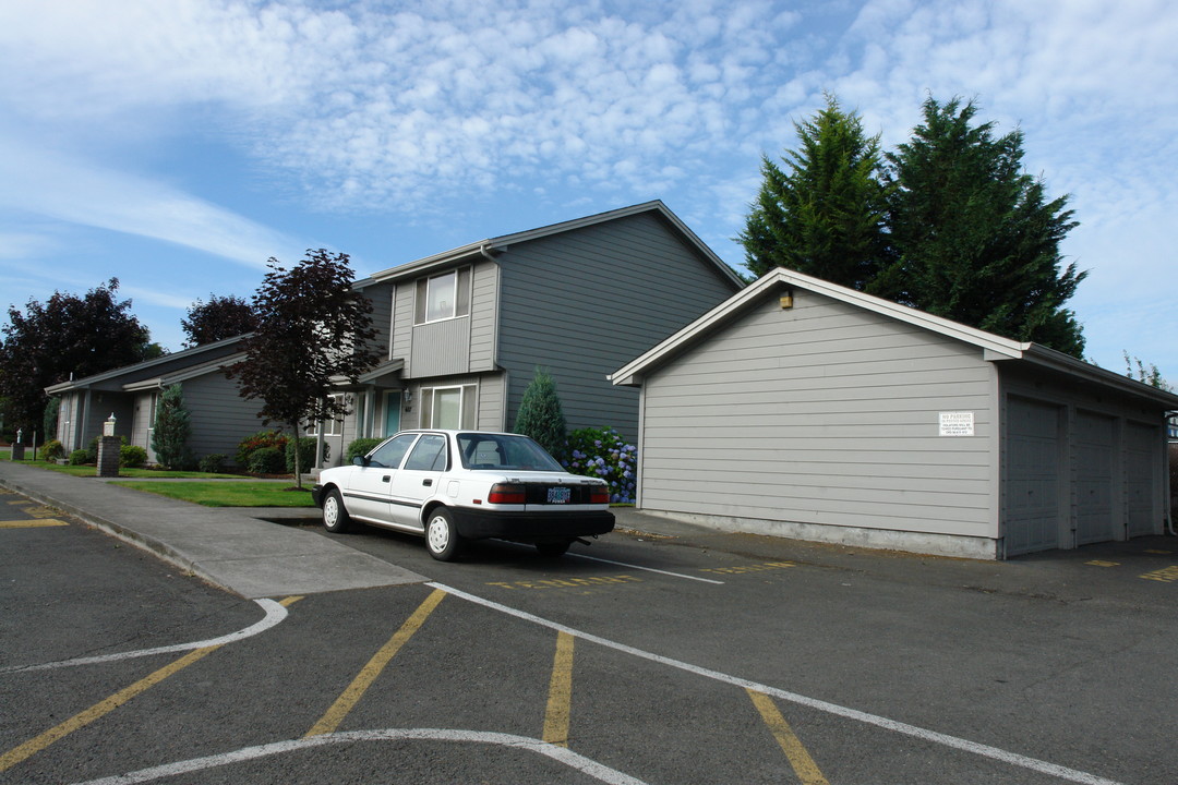 Wyatt Lee Apartments in Salem, OR - Building Photo