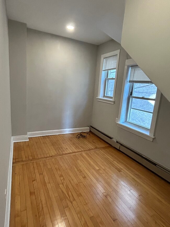 2749 N Ashland Ave, Unit 2nd floor in Chicago, IL - Foto de edificio - Building Photo