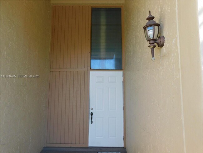 14211 Kendale Lakes Cir in Miami, FL - Building Photo - Building Photo