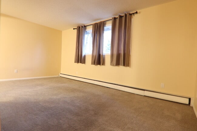 9120-9106 106 Ave NW in Edmonton, AB - Building Photo - Building Photo