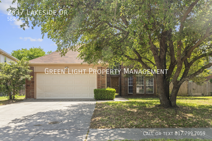 2637 Lakeside Dr in Burleson, TX - Foto de edificio