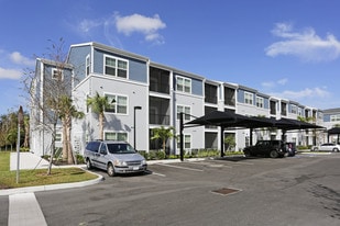 Fountain Lake Bradenton in Bradenton, FL - Building Photo
