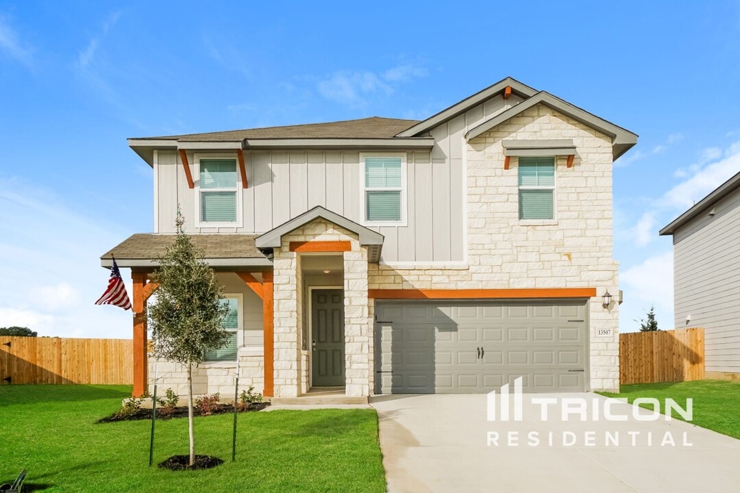 13507 Paxton Blvd in Saint Hedwig, TX - Building Photo