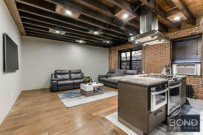 19-53-53 79th St in Queens, NY - Foto de edificio - Building Photo