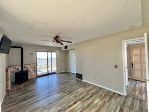 27030 Oakflat Dr in Tehachapi, CA - Building Photo - Building Photo