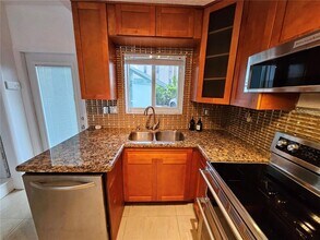 733 NW 30th Ct, Unit 3 in Wilton Manors, FL - Building Photo - Building Photo