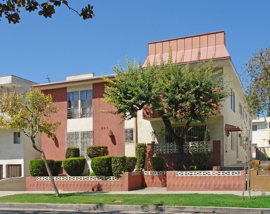 537 N Kings Rd in Los Angeles, CA - Building Photo