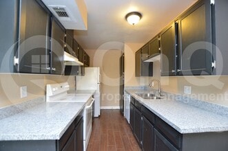6052 W Golden Ln in Glendale, AZ - Building Photo - Building Photo