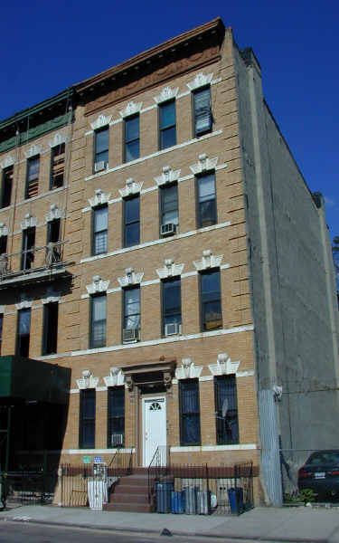 133 Thames St in Brooklyn, NY - Building Photo