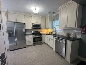 4924 Polk St in Houston, TX - Building Photo - Building Photo